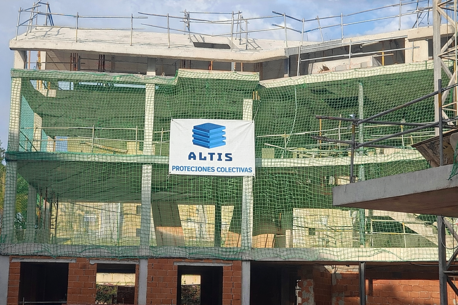 Sistema de protección colectiva con redes de seguridad en obra residencial de lujo ATENAS 82 Jávea