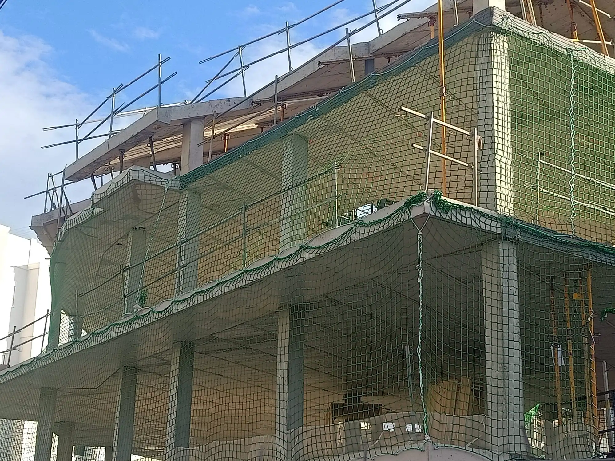 Instalación de redes verticales de fachada UNE-EN 1263-1 en el proyecto residencial ATENAS 82 en Jávea