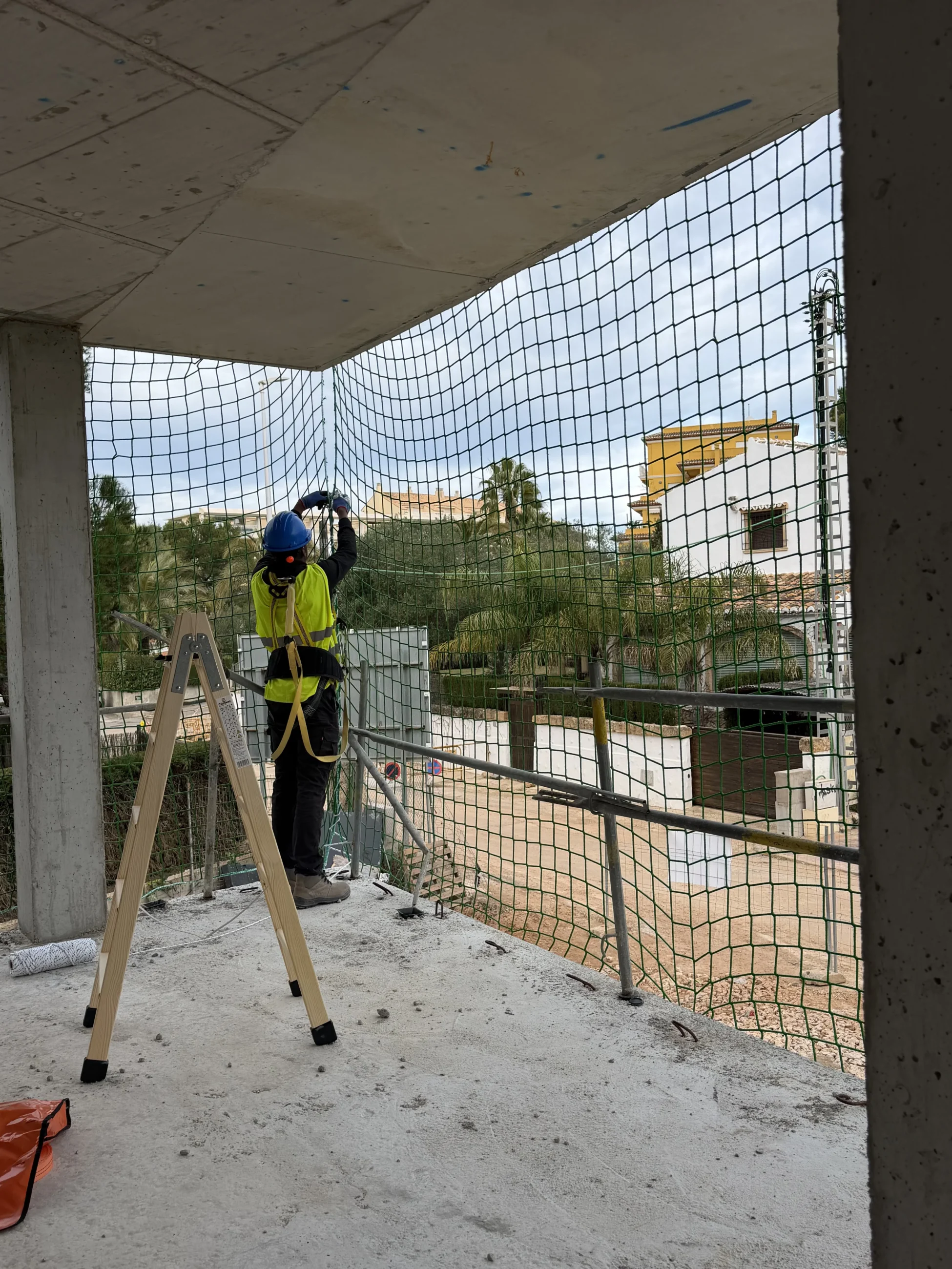 Instalación de redes de seguridad, barandillas y líneas de vida en viviendas VPO
