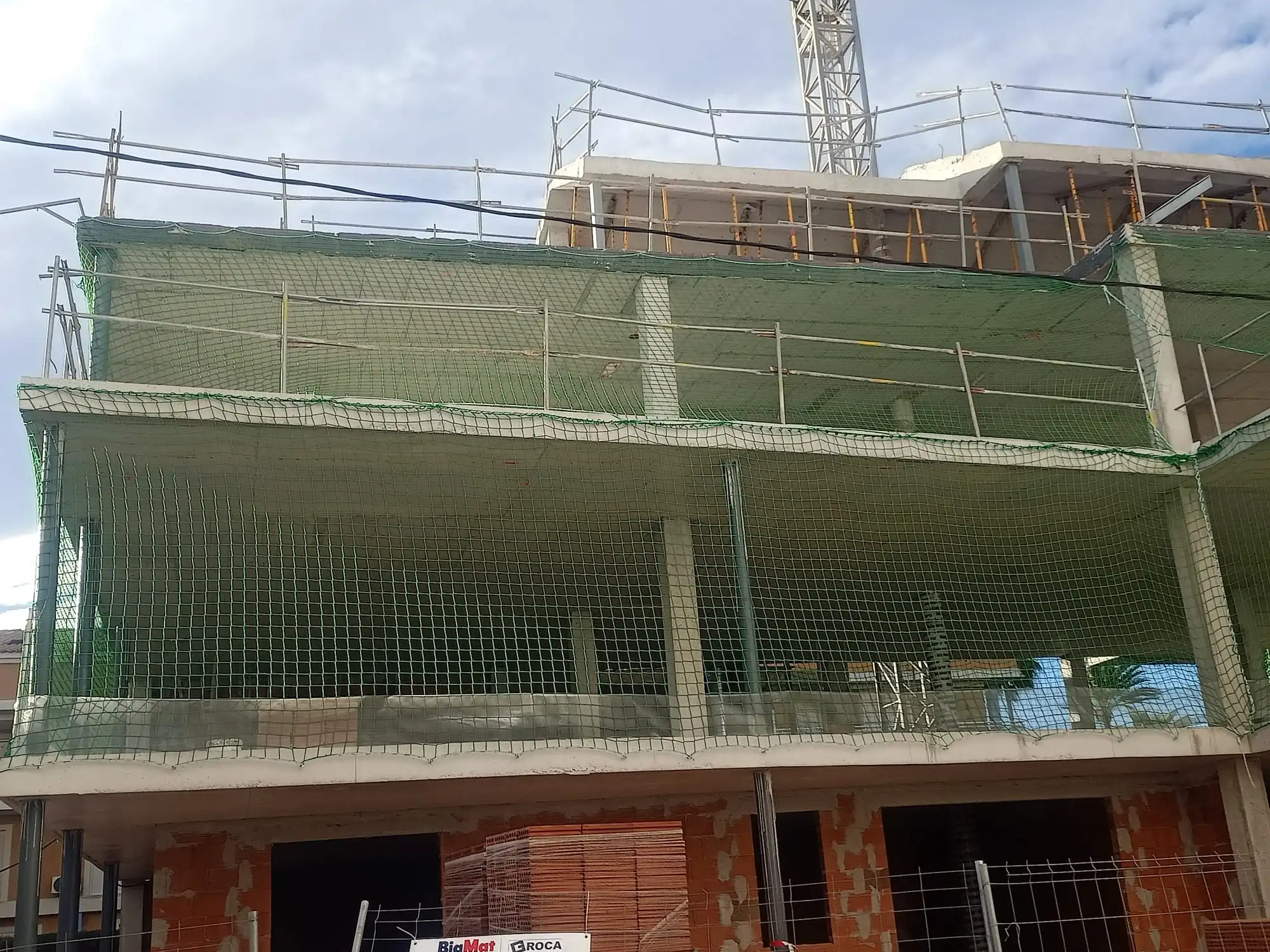 Redes de seguridad verticales en núcleo de escalera del Residencial ATENAS 82 en Jávea Alicante
