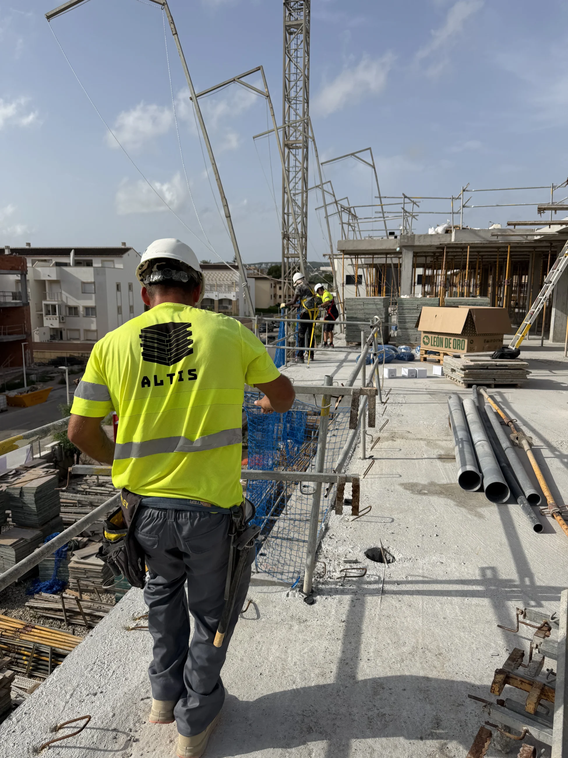 Instalador de Grupo Altis colocando protecciones colectivas en una obra residencial en jávea